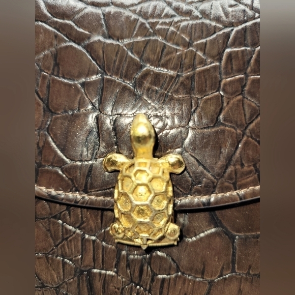 Vintage Brown Crocks embossed Small purse with Gold Turtle Accents Closure - Picture 8 of 16